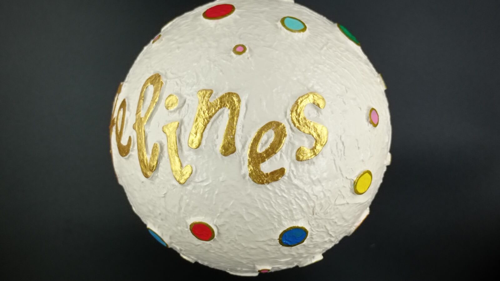 Bola personalizada con nombre y circulos de colores - Imagen 3