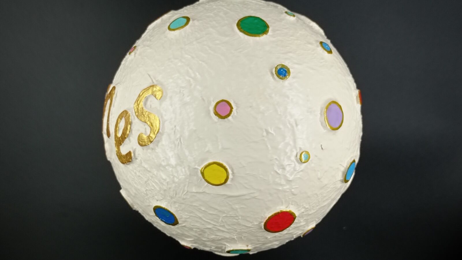 Bola personalizada con nombre y circulos de colores - Imagen 4