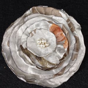 Flor tela plata con naranja brillo con perlas