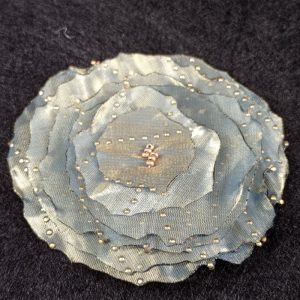 Flor tela plana con lunares dorados y cuentas oro