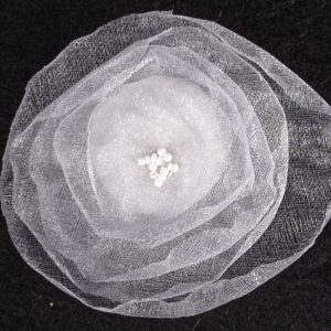 Flor tela blanca con cuentas blancas