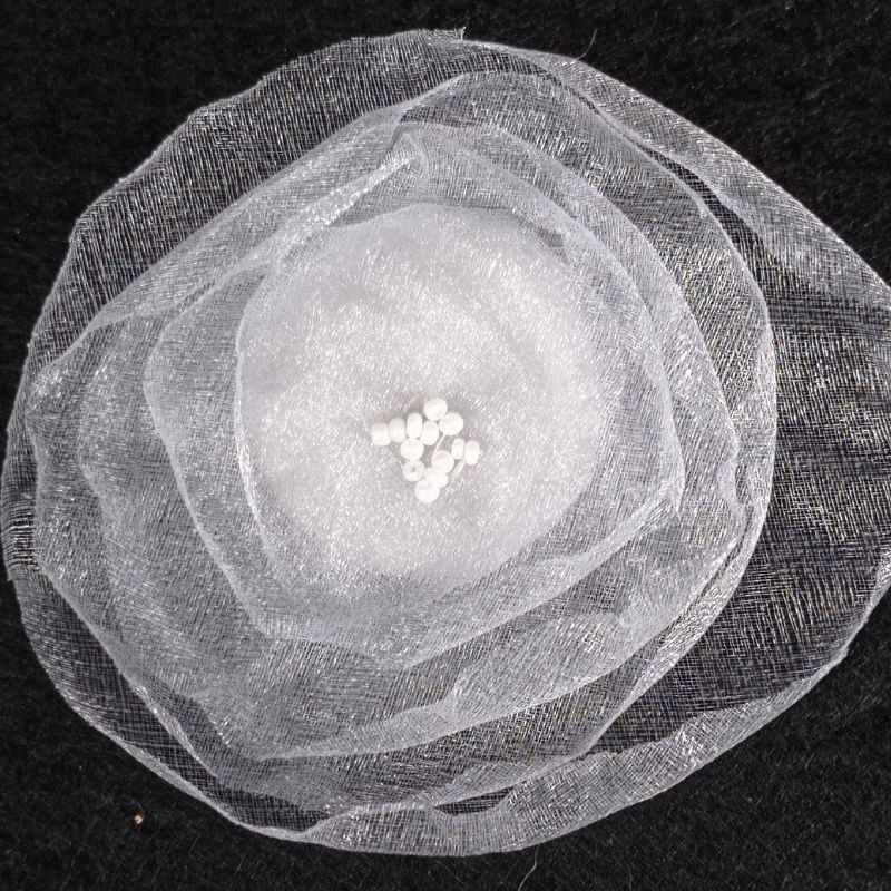 Flor tela blanca con cuentas blancas