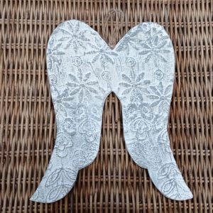 Alas de ángel relieve flores blanca patina gris