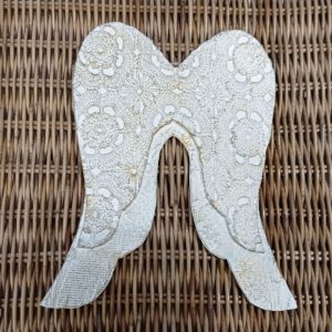 Alas de ángel relieve de crochet beis tiza oro