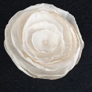 Flor tela beis claro lentejuela