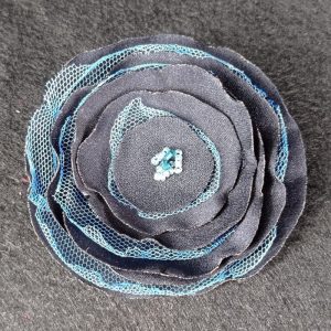 Flor tela azul y tul con cuentas blanco y azul