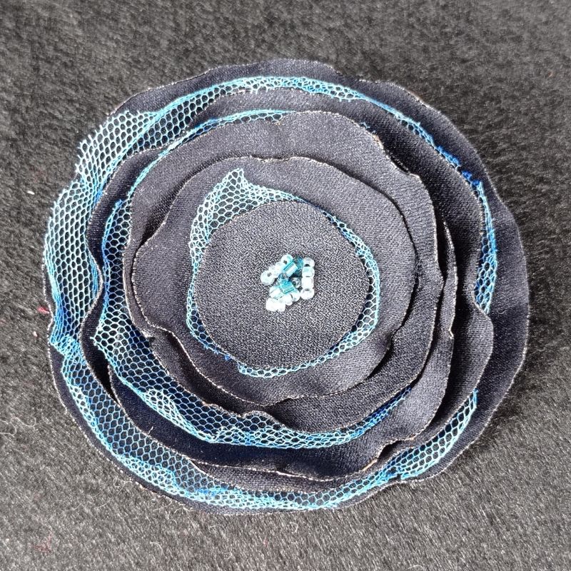 Flor tela azul y tul con cuentas blanco y azul