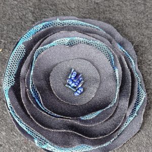 Flor tela azul con tul con cuentas azules