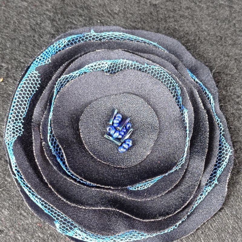 Flor tela azul con tul con cuentas azules