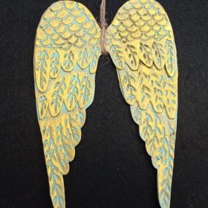 Alas de ángel tallada con patina Nile Green