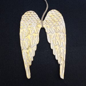 Alas de ángel tallada beis y dorada