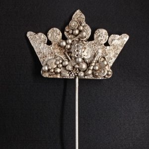 Punta de arbol Melchor plata vieja con monedas