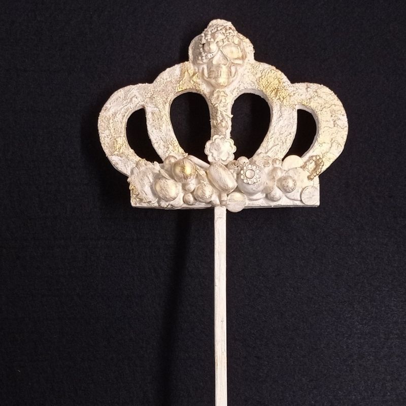 Punta de árbol Baltasar beis y dorado con calavera