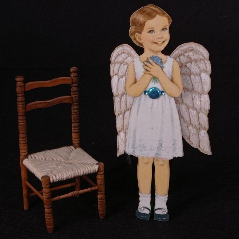 Angelito papel niña con ramito de violetas