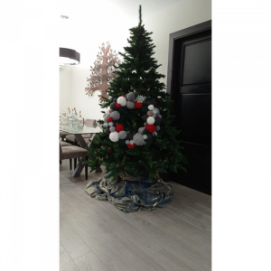 Corona de navidad tonos grises, verdes y rojos