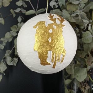 Bola 12cm Papá Noel con reno y arbol