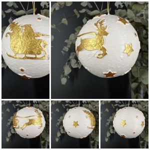 Bola 12cm Papá Noel trineo con reno y árbol