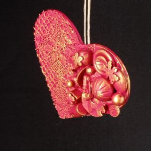 Corazón con abalorios con flores y estrella