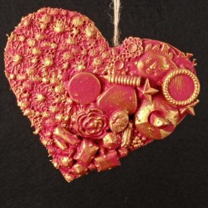 Corazón con abalorios con sol y angelito