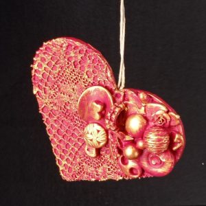 Corazón con abalorios con rosa