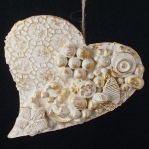 Corazón con abalorios beis patina oro con broche