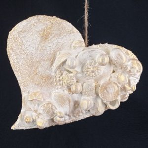 Corazón con abalorios beis con pez