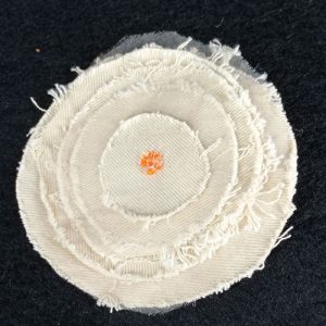 Flor tela vaquera beis con cuentas naranjas