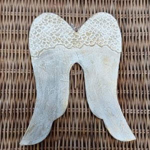 Alas de ángel tallada