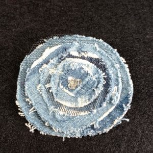 Flor tela vaquera desgastada con tul y lentejuelas