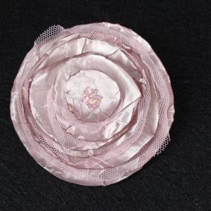 Flor tela rosa palo tornasol con cuentas color rosa