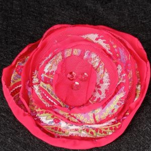 Flor tela roja y flores