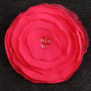 Flor tela roja con lentejuelas