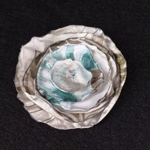 Flor tela plata y turquesa brillo