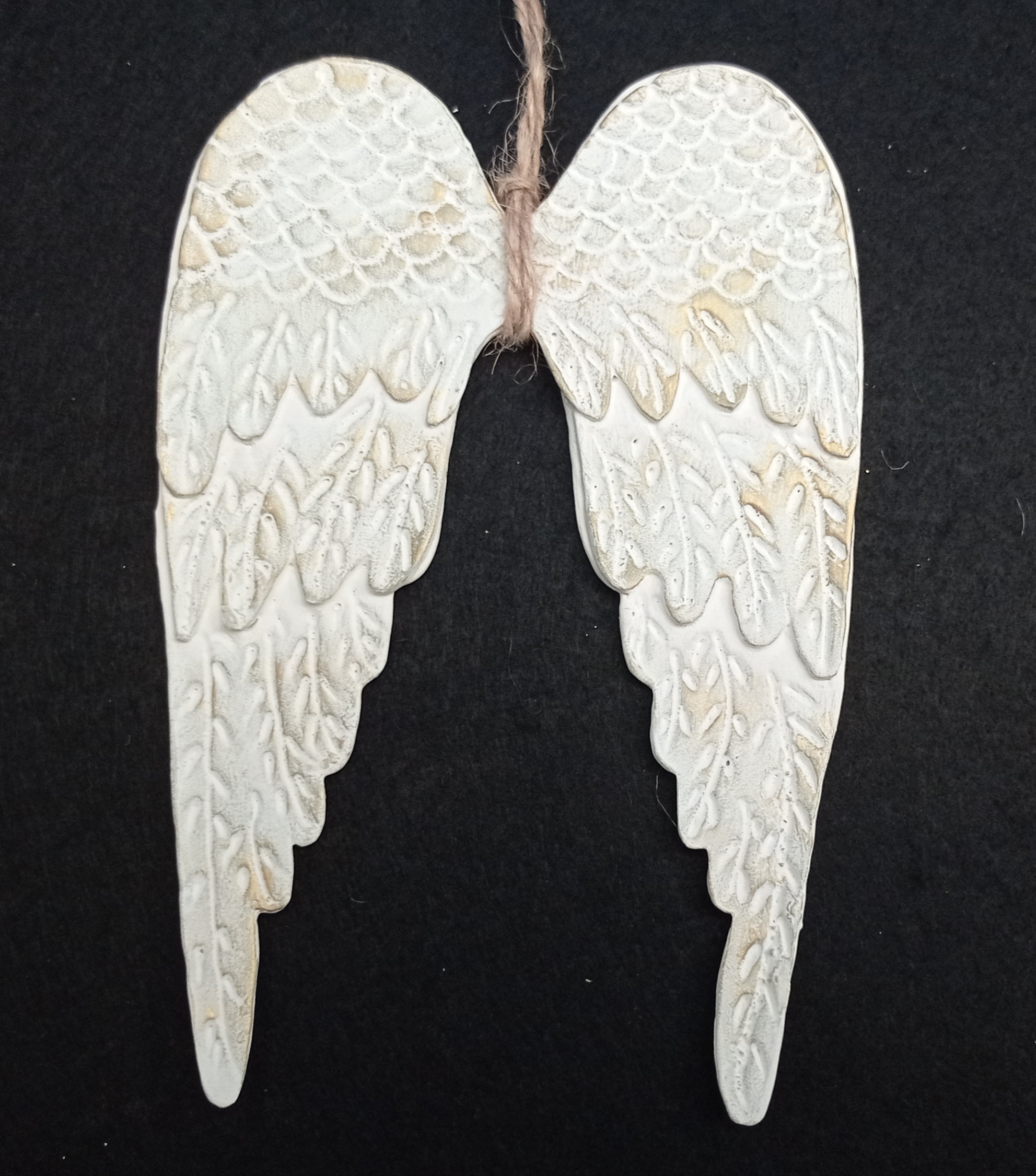 Alas de ángel tallada beis a la tiza con dorado