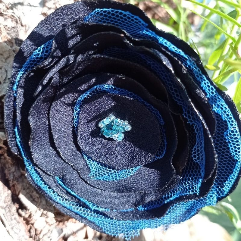 Flor tela azul y tul con cuentas blanco y azul - Imagen 2