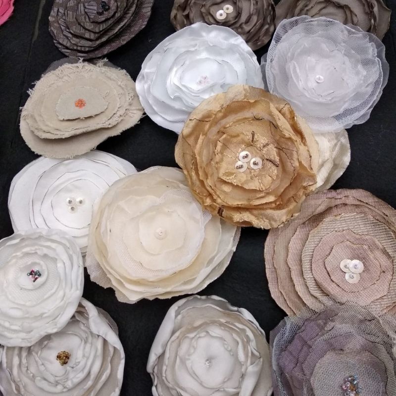 Flor tela vaquera beis con cuentas naranjas - Imagen 2