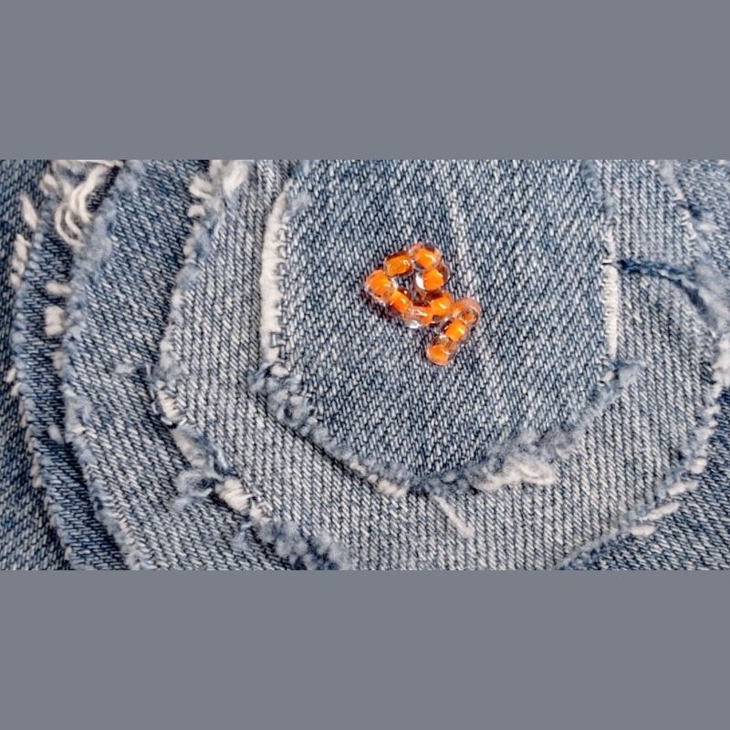 Flor tela vaquera azul desgastada con cuentas naranjas - Imagen 2