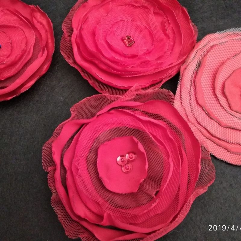Flor tela roja y flores - Imagen 2