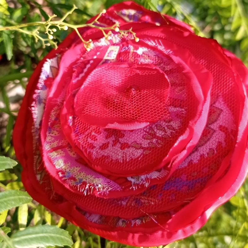 Flor tela roja y flores - Imagen 3
