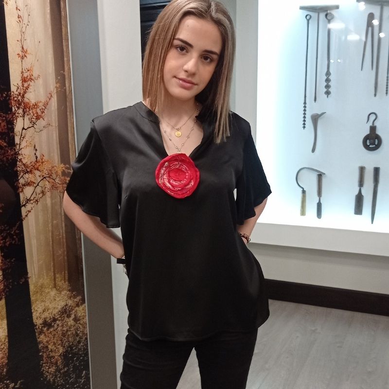 Flor tela roja y flores - Imagen 4