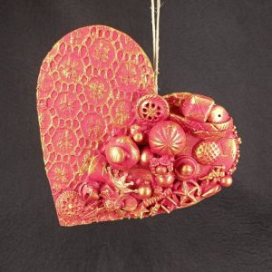 Corazón con abalorios con angelito pequeño