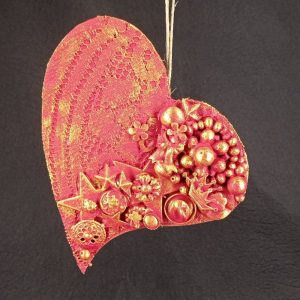 Corazón con abalorios con coronas