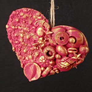 Corazón con abalorios con lazada