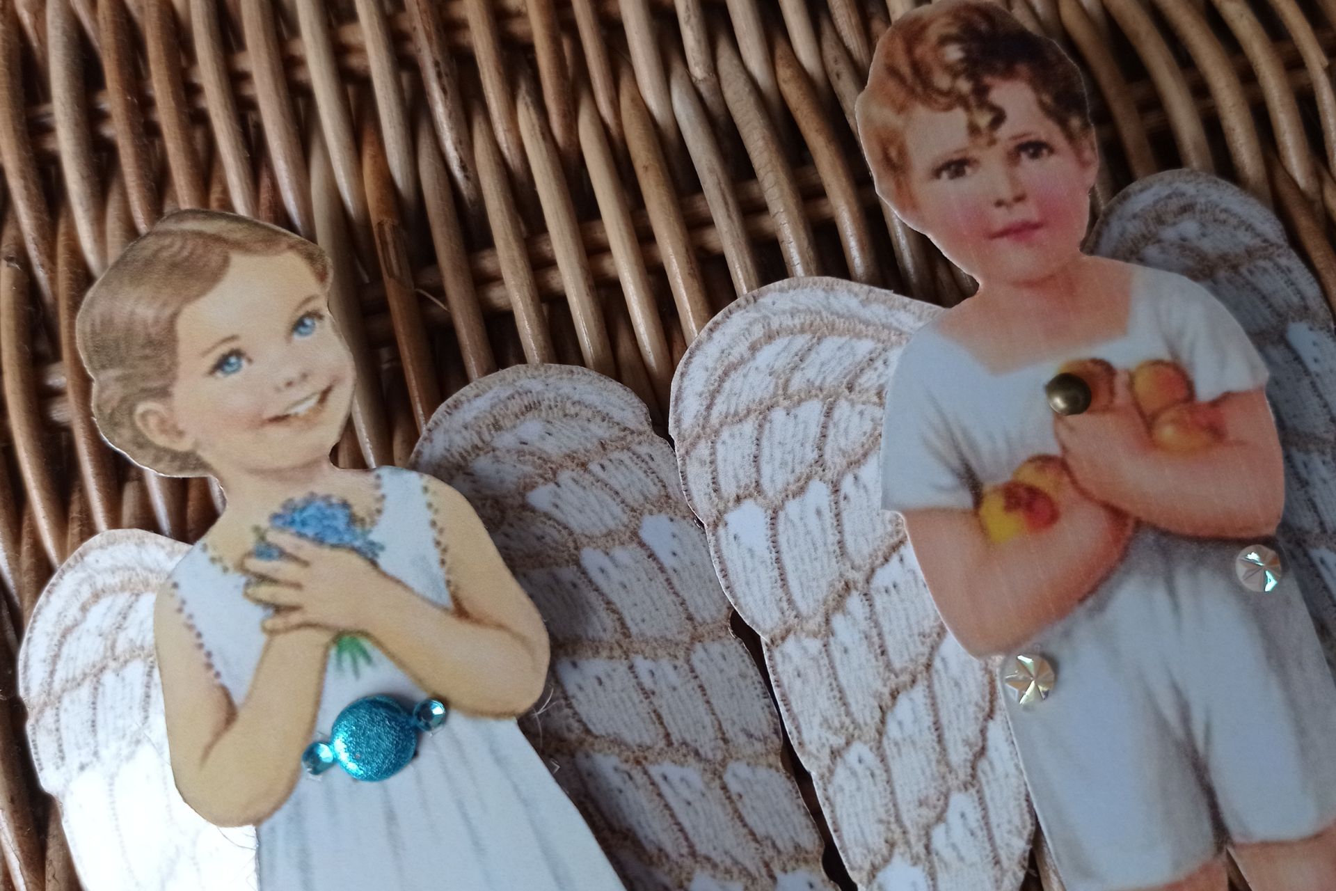 Angelito papel niña con ramito de violetas - Imagen 3