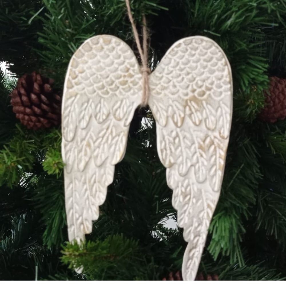 Alas de ángel tallada beis a la tiza con dorado - Imagen 7