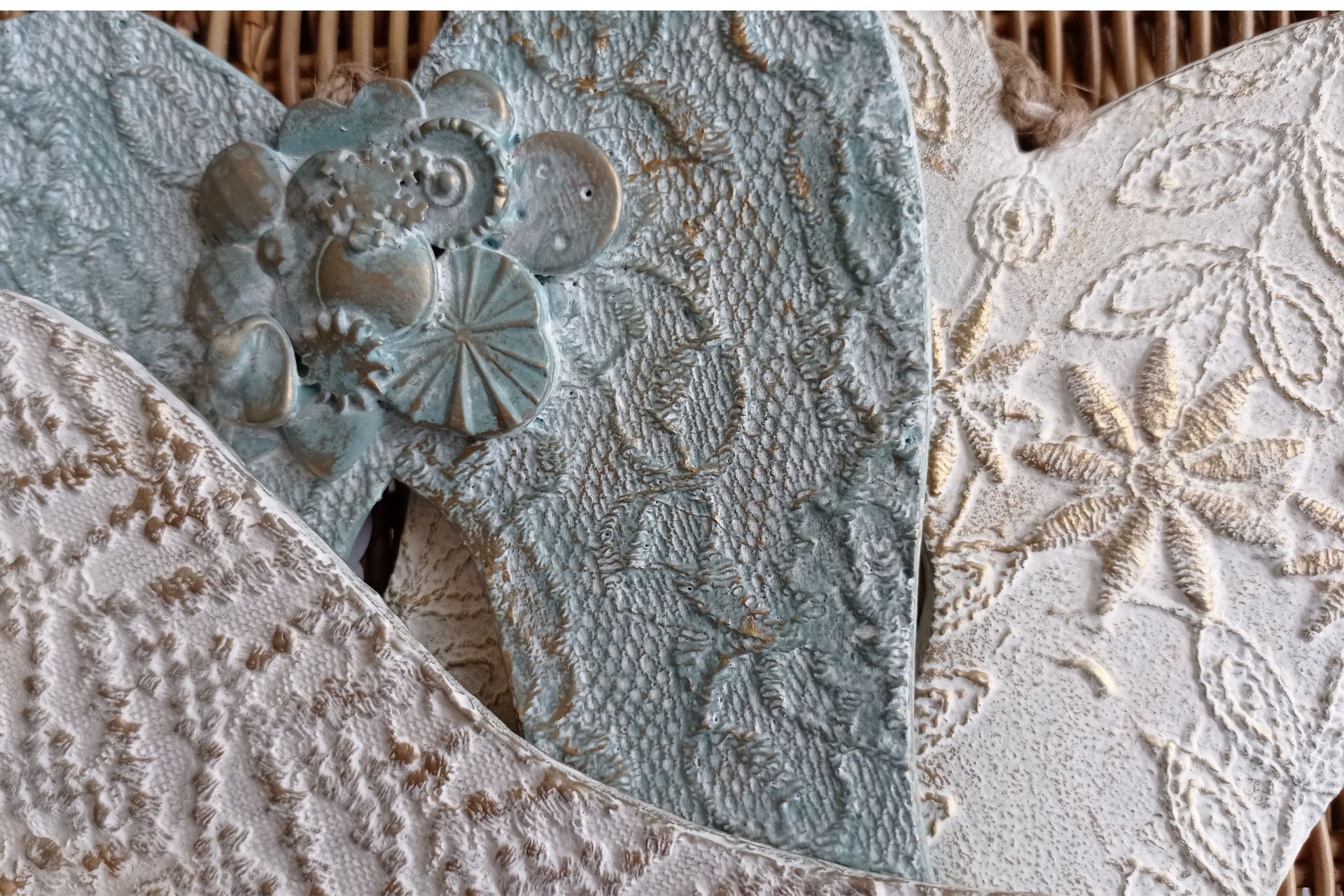 Alas de ángel relieve de crochet beis tiza oro - Imagen 5