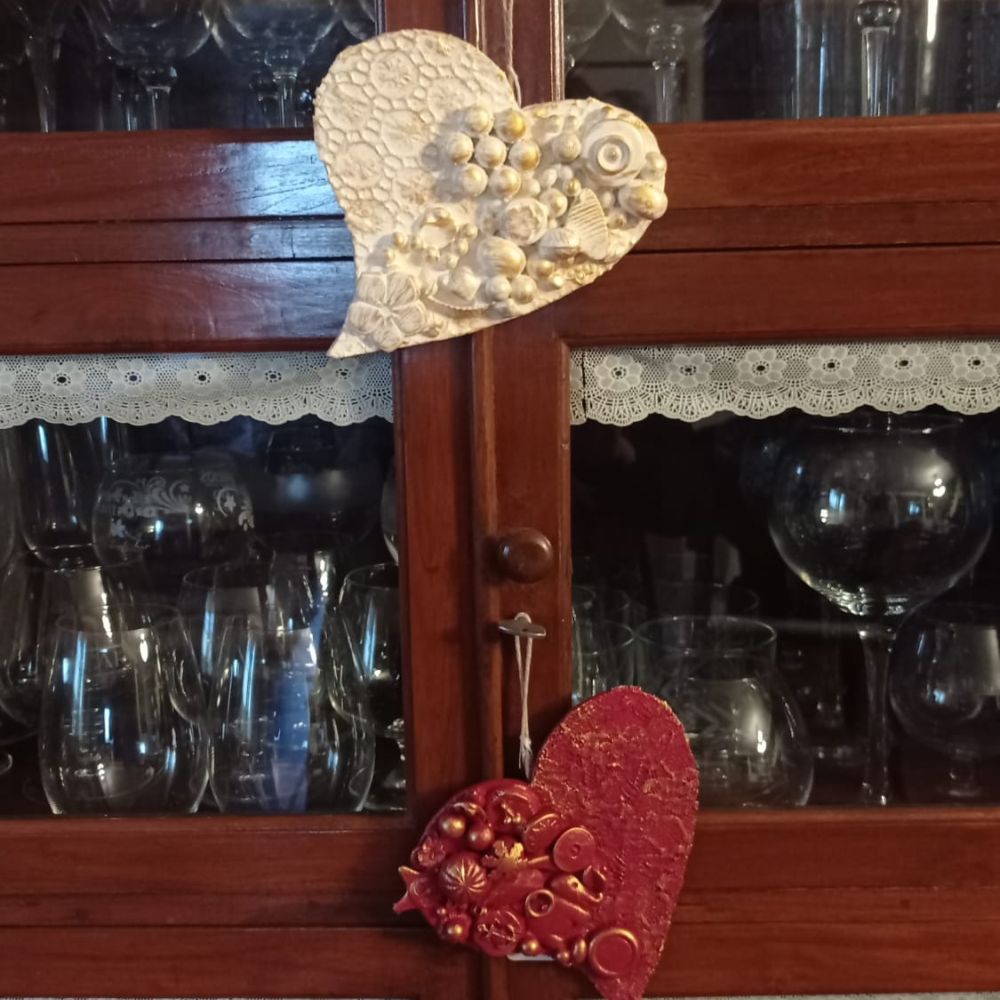 Corazón con abalorios con angelito pequeño - Imagen 2