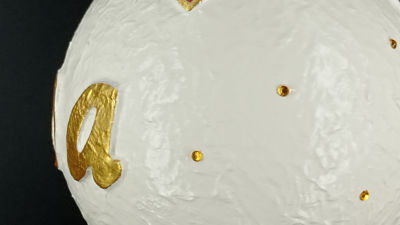 Bola personalizada con nombre con gorro clasico y brillos - Imagen 3