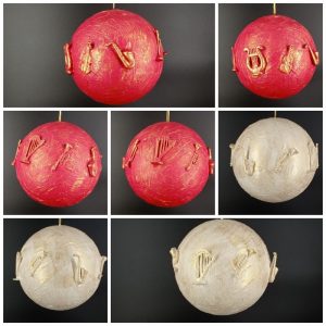 Bola 12cm Instrumentos con relieves clásicos burdeos