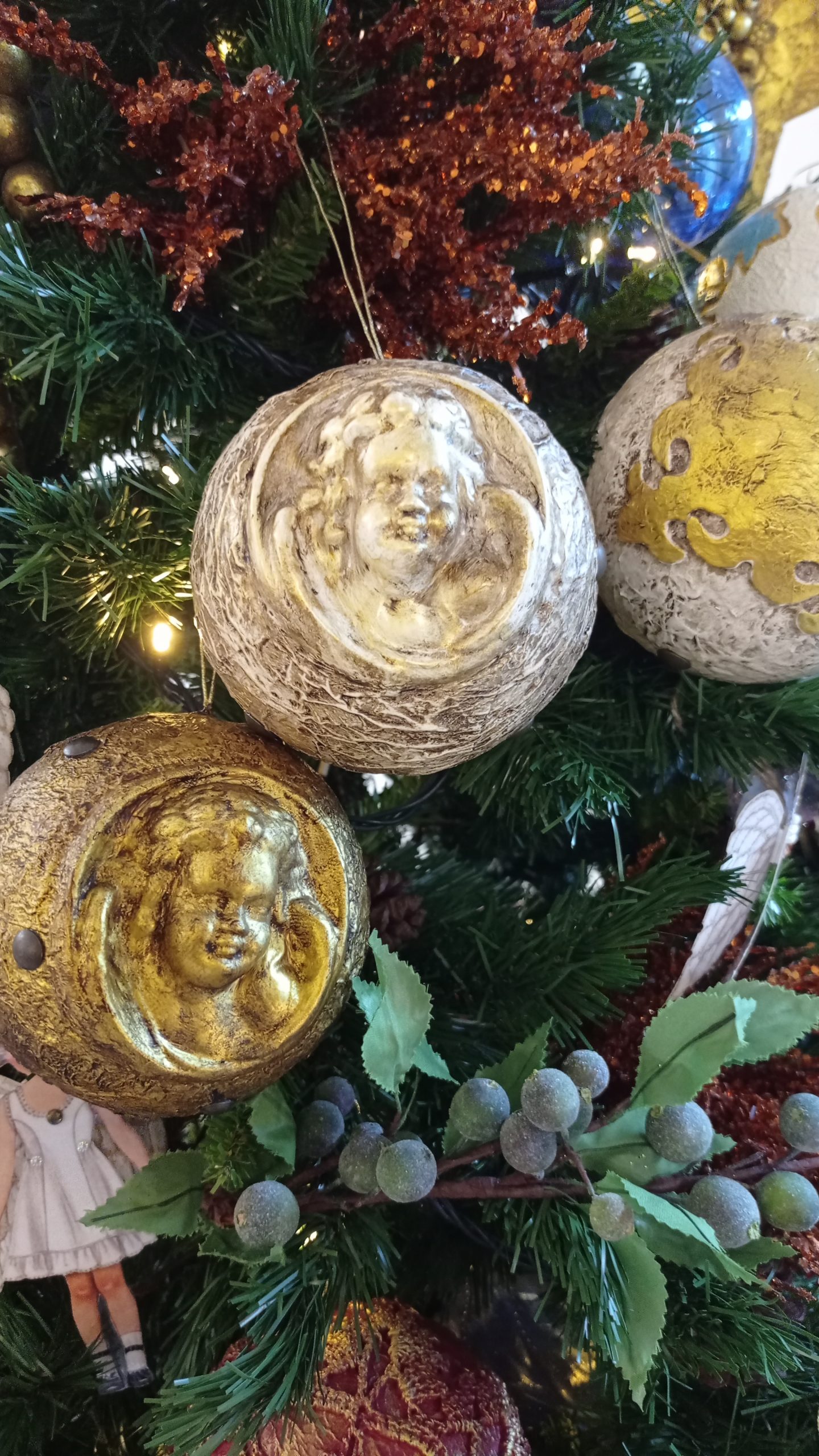 Bola 12cm Ángel rosetón dorada - Imagen 4